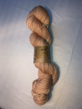 Load image into Gallery viewer, I Bee weaving | fingering weight | Baby Bee | 85% SW Fine Merino 15% Nylon | 400m | 100g