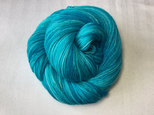 Load image into Gallery viewer, I Bee weaving | fingering weight | Baby Bee | 85% SW Fine Merino 15% Nylon | 400m | 100g