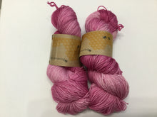 Load image into Gallery viewer, i Bee weaving | Fingering | Queen Bee - Silver | 84% SW Merino, 16% Stellina | 425 yards | 115 grams