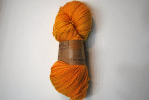 i Bee weaving | Fingering | Queen Bee - Gold | 84% SW Merino, 16% Stellina | 425 yards | 115 grams