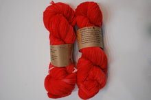 Load image into Gallery viewer, I Bee weaving | Fingering | Forager Bee | 75% SW Merino, 25% Nylon | 440 yards | 100 grams