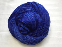 Load image into Gallery viewer, I Bee weaving | fingering weight | Baby Bee | 85% SW Fine Merino 15% Nylon | 400m | 100g