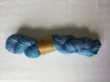 Load image into Gallery viewer, I Bee weaving | fingering weight | Baby Bee | 85% SW Fine Merino 15% Nylon | 400m | 100g