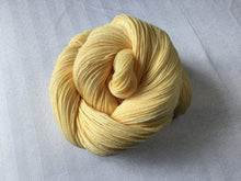 Load image into Gallery viewer, I Bee weaving | fingering weight | Baby Bee | 85% SW Fine Merino 15% Nylon | 400m | 100g