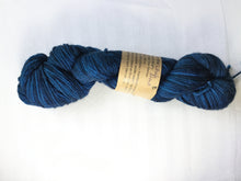 Load image into Gallery viewer, I Bee weaving | Worsted Weight | Bernina | 100% SW Fine Merino | 205m | 100 g