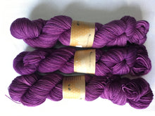 Load image into Gallery viewer, I Bee weaving | fingering weight | Baby Bee | 85% SW Fine Merino 15% Nylon | 400m | 100g