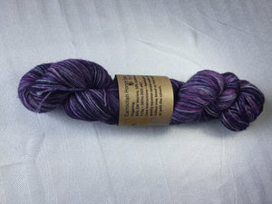 I Bee weaving | Fingering | Carniolan Honey Bee - Silver | 80% SW Merino 10% Cashmere 10% Stellina | 425 yds | 115g