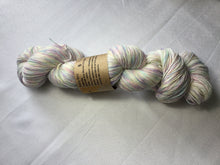 Load image into Gallery viewer, I Bee weaving | fingering weight | Baby Bee | 85% SW Fine Merino 15% Nylon | 400m | 100g