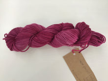 Load image into Gallery viewer, I Bee weaving | Worsted | Heavy Worsted| 100% SW Fine Merino | 165m | 100g