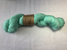 Load image into Gallery viewer, I Bee weaving | fingering weight | Baby Bee | 85% SW Fine Merino 15% Nylon | 400m | 100g