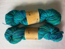 Load image into Gallery viewer, i Bee weaving | Fingering | Worker Bee | 80% SW Merino, 20% Nylon | 418 yards | 110 grams