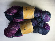 Load image into Gallery viewer, i Bee weaving | Worsted | Drone Bee | 100% SW Merino | 200 yards | 110 grams