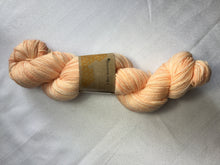 Load image into Gallery viewer, I Bee weaving | fingering weight | Baby Bee | 85% SW Fine Merino 15% Nylon | 400m | 100g