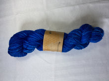 Load image into Gallery viewer, I Bee weaving | Worsted Weight | Bernina | 100% SW Fine Merino | 205m | 100 g