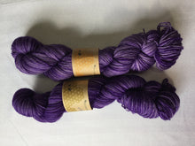 Load image into Gallery viewer, I Bee weaving | fingering weight | Baby Bee | 85% SW Fine Merino 15% Nylon | 400m | 100g