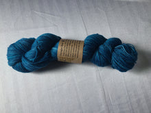 Load image into Gallery viewer, I Bee weaving | Fingering | Forager Bee | 75% SW Merino, 25% Nylon | 440 yards | 100 grams