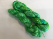 Load image into Gallery viewer, I bee weaving / lace / Mo’hair | 72% Mohair and 28% silk | 459 yds 50 g