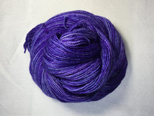 Load image into Gallery viewer, i Bee weaving | Fingering | Queen Bee - Silver | 84% SW Merino, 16% Stellina | 425 yards | 115 grams