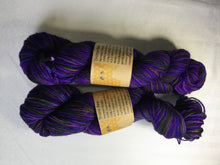 Load image into Gallery viewer, i Bee weaving | Worsted | Drone Bee | 100% SW Merino | 200 yards | 110 grams