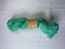 Load image into Gallery viewer, I Bee weaving | Worsted Weight | Bernina | 100% SW Fine Merino | 205m | 100 g