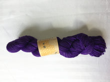 Load image into Gallery viewer, I Bee weaving | fingering weight | Baby Bee | 85% SW Fine Merino 15% Nylon | 400m | 100g