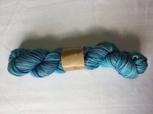 Load image into Gallery viewer, I Bee weaving | fingering weight | Baby Bee | 85% SW Fine Merino 15% Nylon | 400m | 100g