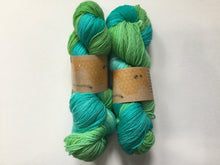 Load image into Gallery viewer, I Bee weaving | Fingering | Forager Bee | 75% SW Merino, 25% Nylon | 440 yards | 100 grams