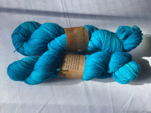 Load image into Gallery viewer, I Bee weaving | Fingering | Forager Bee | 75% SW Merino, 25% Nylon | 440 yards | 100 grams