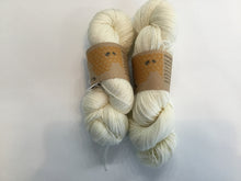 Load image into Gallery viewer, I Bee weaving | Fingering | Pampering Panda | 70% SW Merino 20% Bamboo 10% Nylon | 472yds | 115g