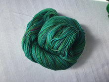 Load image into Gallery viewer, I Bee weaving | Fingering | Forager Bee | 75% SW Merino, 25% Nylon | 440 yards | 100 grams