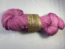 Load image into Gallery viewer, I Bee weaving | fingering weight | Baby Bee | 85% SW Fine Merino 15% Nylon | 400m | 100g