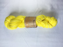 Load image into Gallery viewer, I Bee weaving | Worsted Weight | Bernina | 100% SW Fine Merino | 205m | 100 g