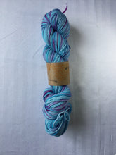 Load image into Gallery viewer, I Bee weaving | Worsted Weight | Bernina | 100% SW Fine Merino | 205m | 100 g