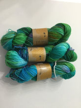 Load image into Gallery viewer, I Bee weaving | Fingering | Forager Bee | 75% SW Merino, 25% Nylon | 440 yards | 100 grams