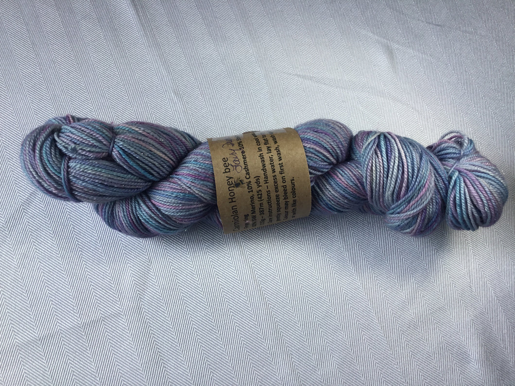 I Bee weaving | Fingering | Carniolan Honey Bee - Silver | 80% SW Merino 10% Cashmere 10% Stellina | 425 yds | 115g