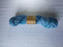 Load image into Gallery viewer, I Bee weaving | Worsted Weight | Bernina | 100% SW Fine Merino | 205m | 100 g