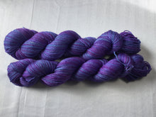 Load image into Gallery viewer, i Bee weaving | Fingering | Bombyx Mori | 60% Merino, 40% Silk | 465 yards | 100  grams