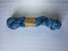 Load image into Gallery viewer, I Bee weaving | Worsted Weight | Bernina | 100% SW Fine Merino | 205m | 100 g